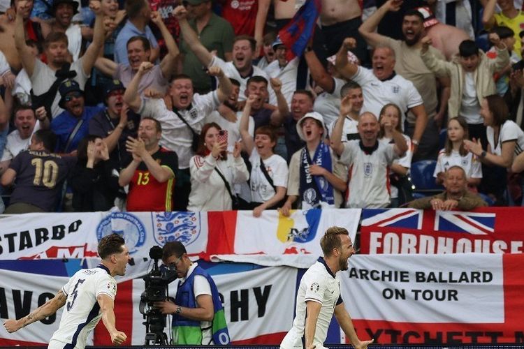 Penyerang timnas Inggris Harry Kane merayakan gol kedua timnya pada pertandingan sepak bola babak 16 besar UEFA Euro 2024 antara Inggris vs Slovakia di Arena AufSchalke di Gelsenkirchen pada 30 Juni 2024. (Foto oleh Adrian DENNIS / AFP)