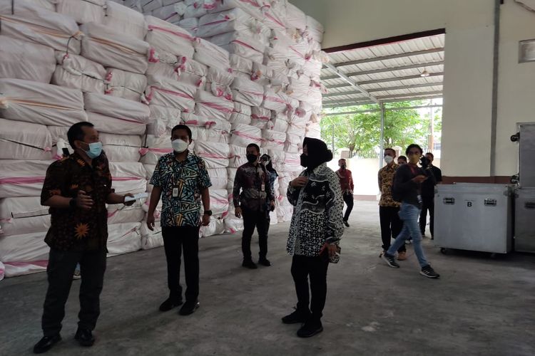 Menteri Sosial Tri Rismaharini meninjau Gudang Logistik Kemensos Bekasi, Selasa (14/12/2021).