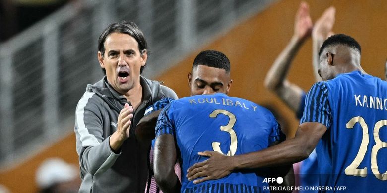 Simone Inzaghi (kiri) merayakan gol Kalidou Koulibaly dalam laga 16 besar Piala Dunia Antarklub Man City vs Al Hilal di Camping World Stadium, 30 Juni 2025. (Foto oleh PATRICIA DE MELO MOREIRA / AFP)