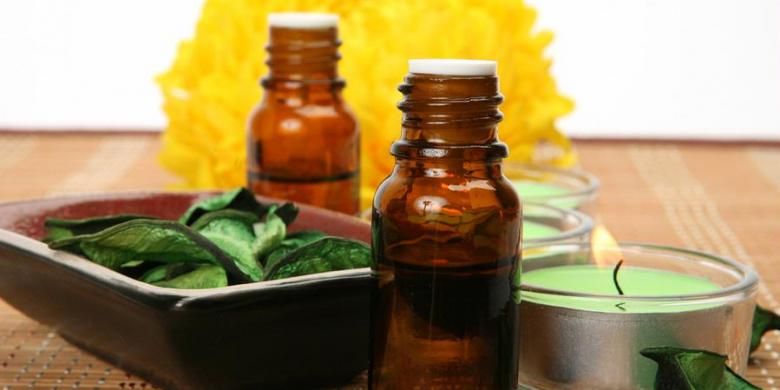 Aromaterapi dikenal sebagai salah satu cara terapi kesehatan yang aman dan nyaman dengan menggunakan minyak esensial atau sari pati hasil ekstrak bunga, daun, buah dan bagian lain tumbuh-tumbuhan. Senyawa aromatik yang menjadi kandungan utamanya dapat mempengaruhi suasana hati atau kesehatan.