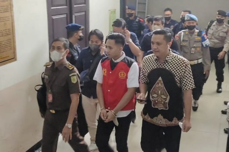 Terdakwa kasus pembunuhan berencana terhadap Nofriansyah Yosua Hutabarat atau Brigadir J, Richard Eliezer atau Bharada E tiba di Pengadilan Negeri (PN) Jakarta Selatan, Senin (26/12/2022).