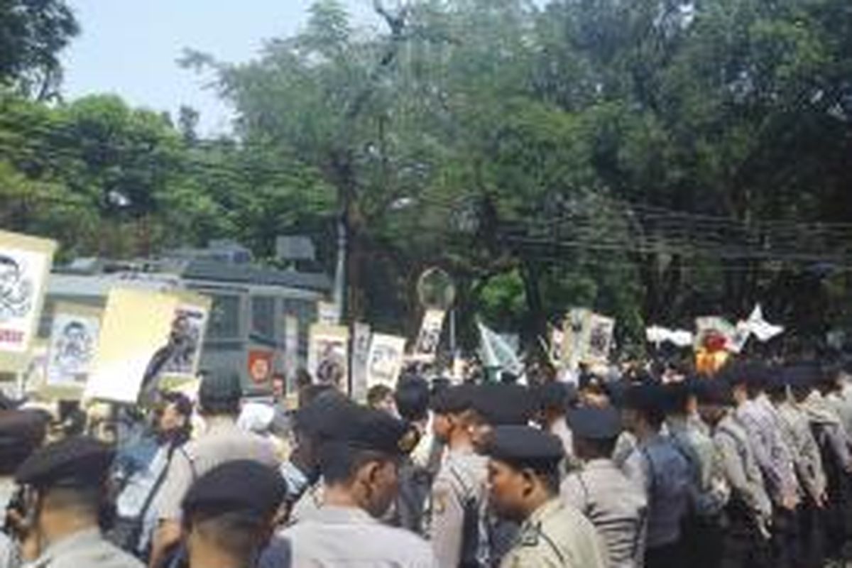 Aparat kepolisian membarikade gerbang masuk rumah dinas Gubernur DKI Basuki Tjahaja Purnama saat gerakan Lawan Ahok berorasi, Jumat (28/8/2015)