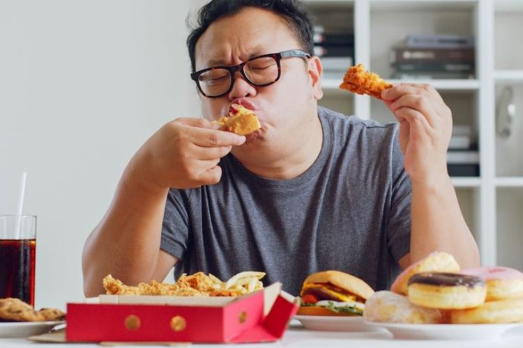 Ketika Anda terlalu banyak makan junk food, tubuh dapat memuncul tanda-tandanya, meliputi mudah haus, moody, dan berjerawat serta gula darah naik.