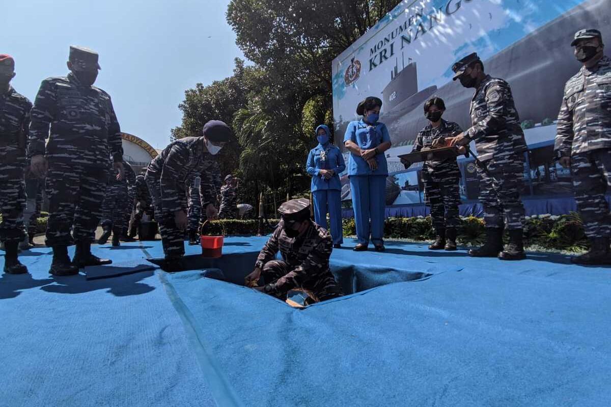 Kepala Staf Angkatan Laut (Kasal) Laksamana TNI Yudo Margono saat meletakkan batu pertama monumen kapal selam di Koarmada II, Surabaya, Kamis (3/6/2021).