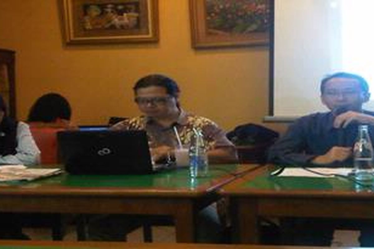 Tim peneliti dari AJI Jakarta dan Agus Soedibyo (kanan), perwakilan Dewan Pers, saat merilis hasil riset AJI 