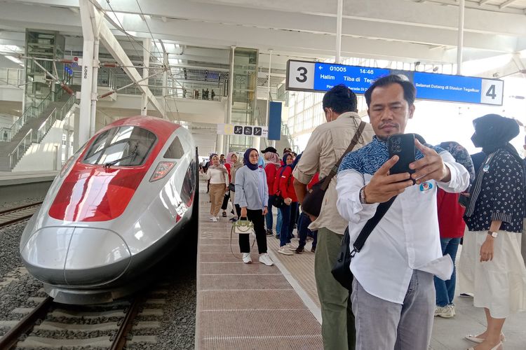 Utang Kereta Cepat Jakarta-Bandung Dijamin Negara, Stafsus Sri Mulyani Tampik APBN Digadaikan ke China