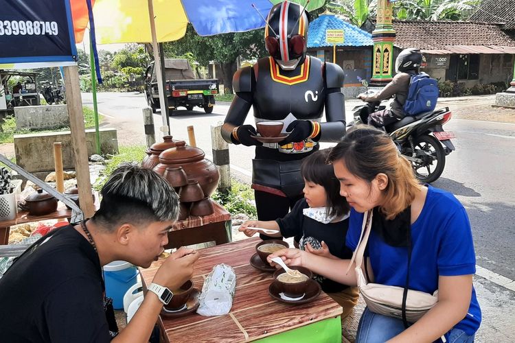 Wahyu Prasetya menggunakan kostum Satria Baja Hitam Melayani Pembeli Cendol di Jatiayu, Karangmojo, Gunungkidul