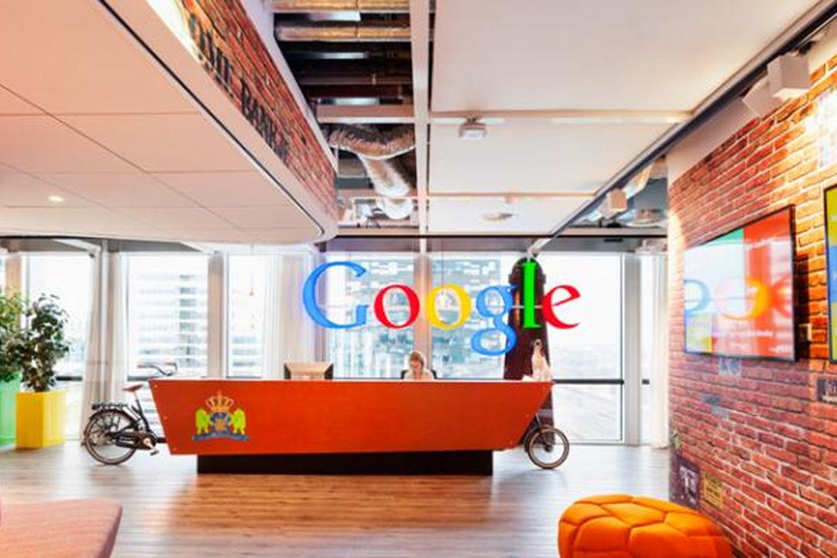 Tampilan kantor Google di Amsterdam, Belanda. Sama sepetri kantor Google lainnya, kantor ini juga bermandikan cahaya matahari dan penuh warna.