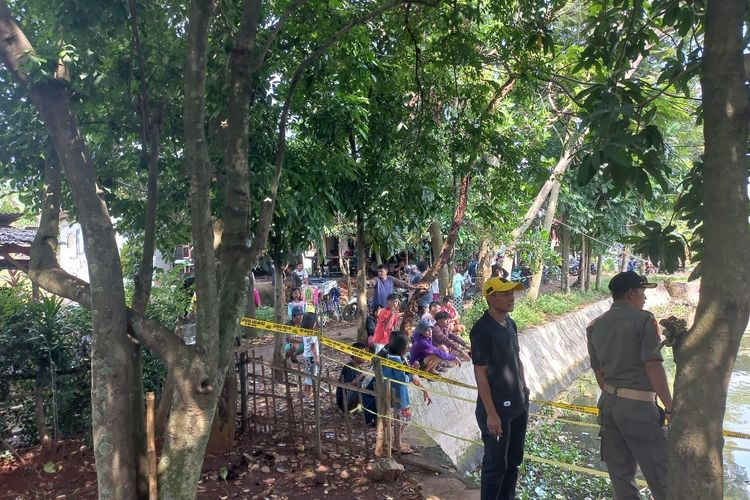 Sejumlah warga menonton proses pencarian korban berinisial IG (26), yang dilaporkan tenggelam di Setu Tujuh Muara, Pamulang, Tangerang Selatan pada Selasa (20/6/2023).