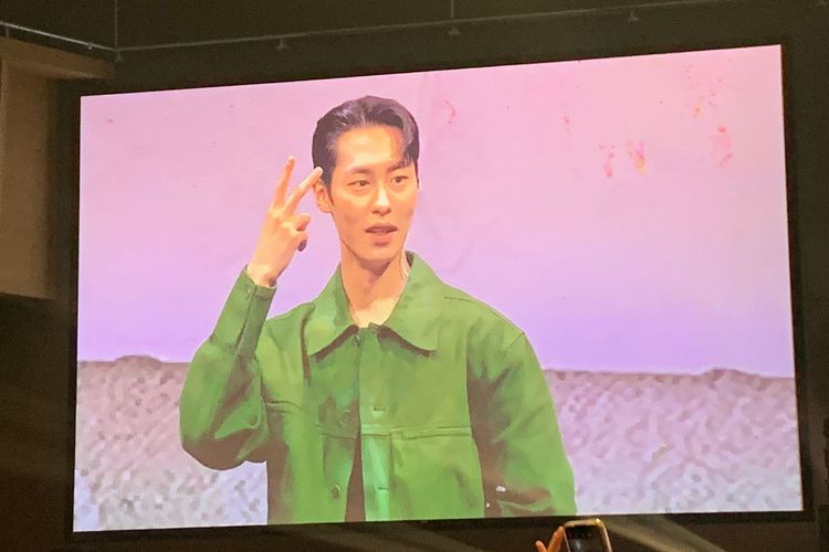 Aktor Lee Jae Wook saat berpose di depan penggemar dalam acara fan meeting perdananya bertajuk 2023 Lee Jae Wook Asia Tour Fan Meeting  in Jakarta pada Sabtu (25/2/2023) malam di The Kasablanka Hall, Jakarta Selatan.