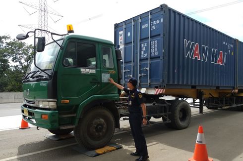 Pengusaha Paksa Truk Logistik Angkut Barang Melebihi Muatan