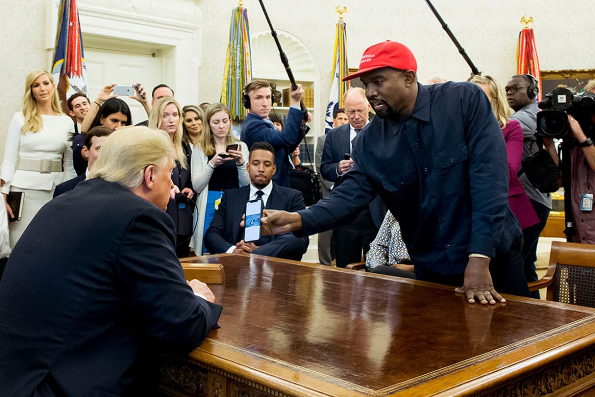 Presiden AS Donald Trump (kiri) bertemu dengan Kanye West (kanan)