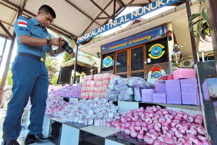 Sejumlah kosmetik illegal asal Malaysia yang diamankan prajurit LANAL Nunukan Kaltara. Kosmetik beragam jenis dan berbagai merk tersebut bernilai sekitar Rp 500 juta