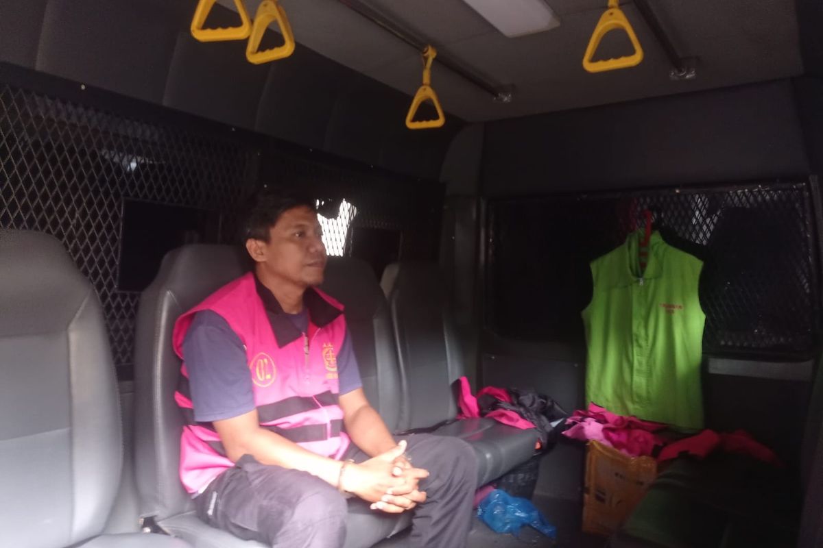 Kejaksaan menangkap Direktur CV Wastu Cipta Konsultan inisial IS di Senin (17/2/2025) malam. Dia diduga terlibat korupsi Pembangunan Stadion Kabupaten Mandailing Natal (Madina) Sumatera Utara yang merugikan negara sebesar Rp844.047.819.