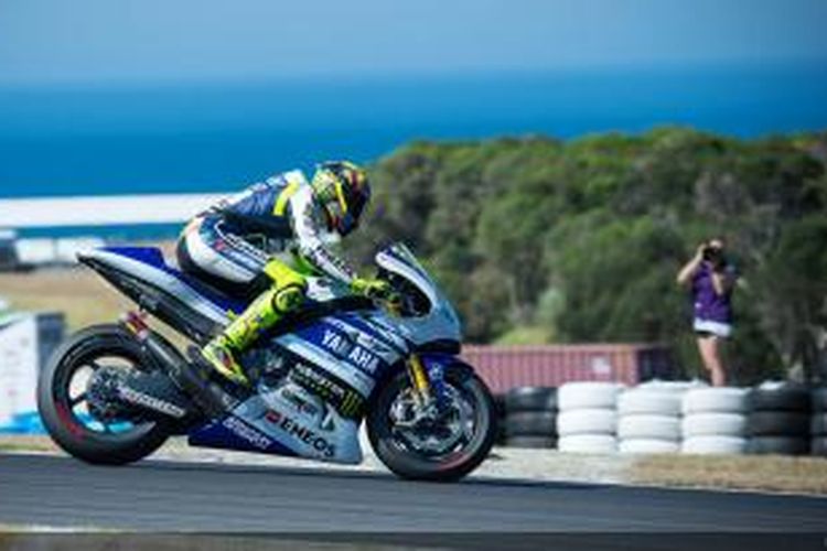 Pebalap Yamaha Factory Racing Valentino Rossi membalap di Sirkuit Phillip Island, Australia, pada hari kedua uji coba untuk mengetes ban yang akan dipakai musim depan, Selasa (4/3/2014).