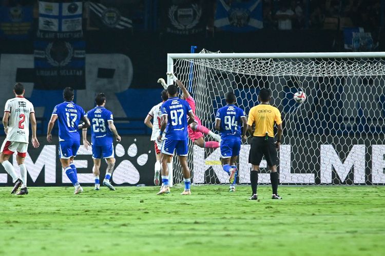 Persib Vs Bali United 3-2, Johnny Jansen Bangga Curi 2 Gol di GBLA