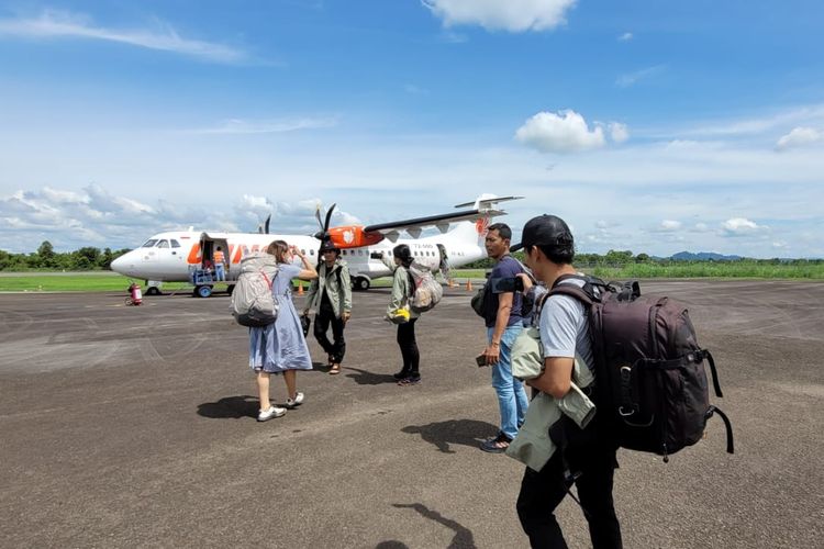 Tim Kompas.com saat tiba di Bandar Udara Robert Atty Bessing Malinau, Kalimantan Utara, Sabtu (12/8/2023). Tim Kompas.com melakukan ekspedisi ke Kecamatan Malinau dan Krayan, di perbatasan Indonesia-Malaysia. 
