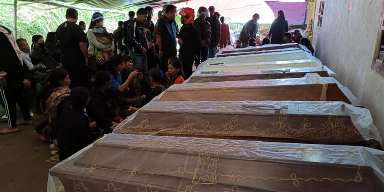 Kerabat dan warga meratap di sekeliling peti jenazah korban tanah longsor yang terjadi di Tana Toraja, Sulawesi Selatan.