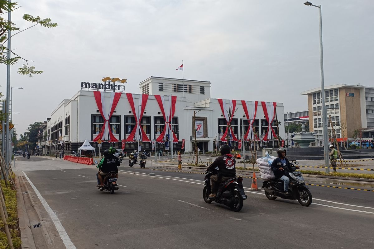 Warga beraktivitas di depan Museum Mandiri dan Museum Bank Indonesia di Kota Tua, Jakarta Barat, Jumat (26/08/2022). Sebagai bagian dari revitalisasi kawasan Kota Tua, para pedagang kaki lima yang biasa memadati kawasan ini turut dipindahkan.