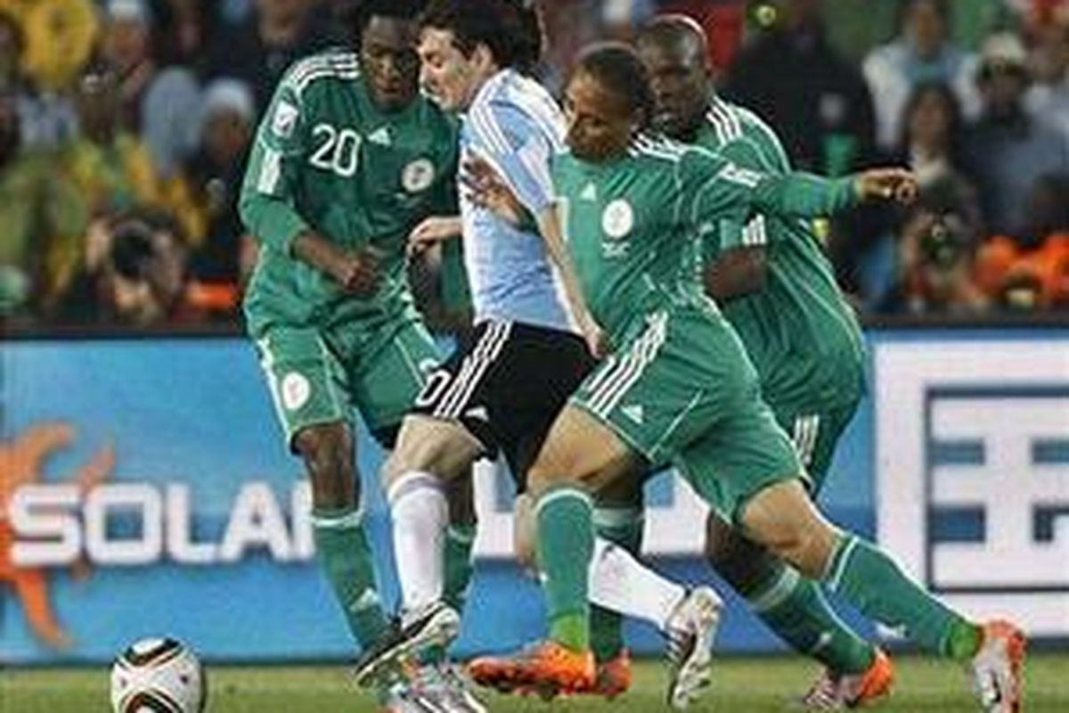 Penyerang Argentina, Lionel Messi, dalam kawalan pemain-pemain Nigeria, pada pertandingan penyisihan grup Piala Dunia 2010 Afrika Selatan, Sabtu (12/6/2010).