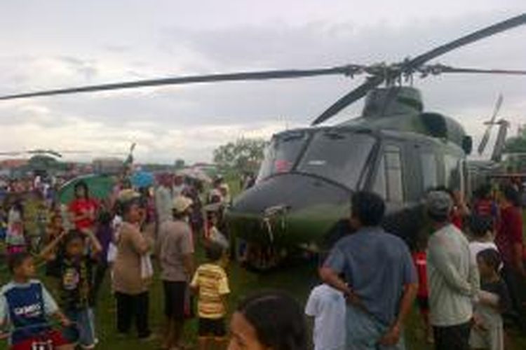 Warga Desa Keboledan, Wanasari, Brebes, Jawa Tengah, melihat tiga  helikopter milik TNI AD, yang mendarat darurat akibat cuaca buruk, Senin (9/12/2013)
 