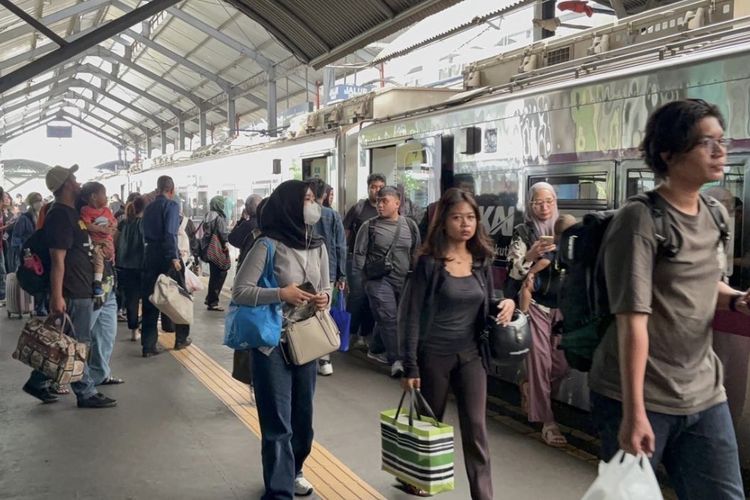 Imbas Insiden di Stasiun Pasar Senen, 5 Kedatangan Kereta Stasiun Daop 8 Surabaya Terlambat