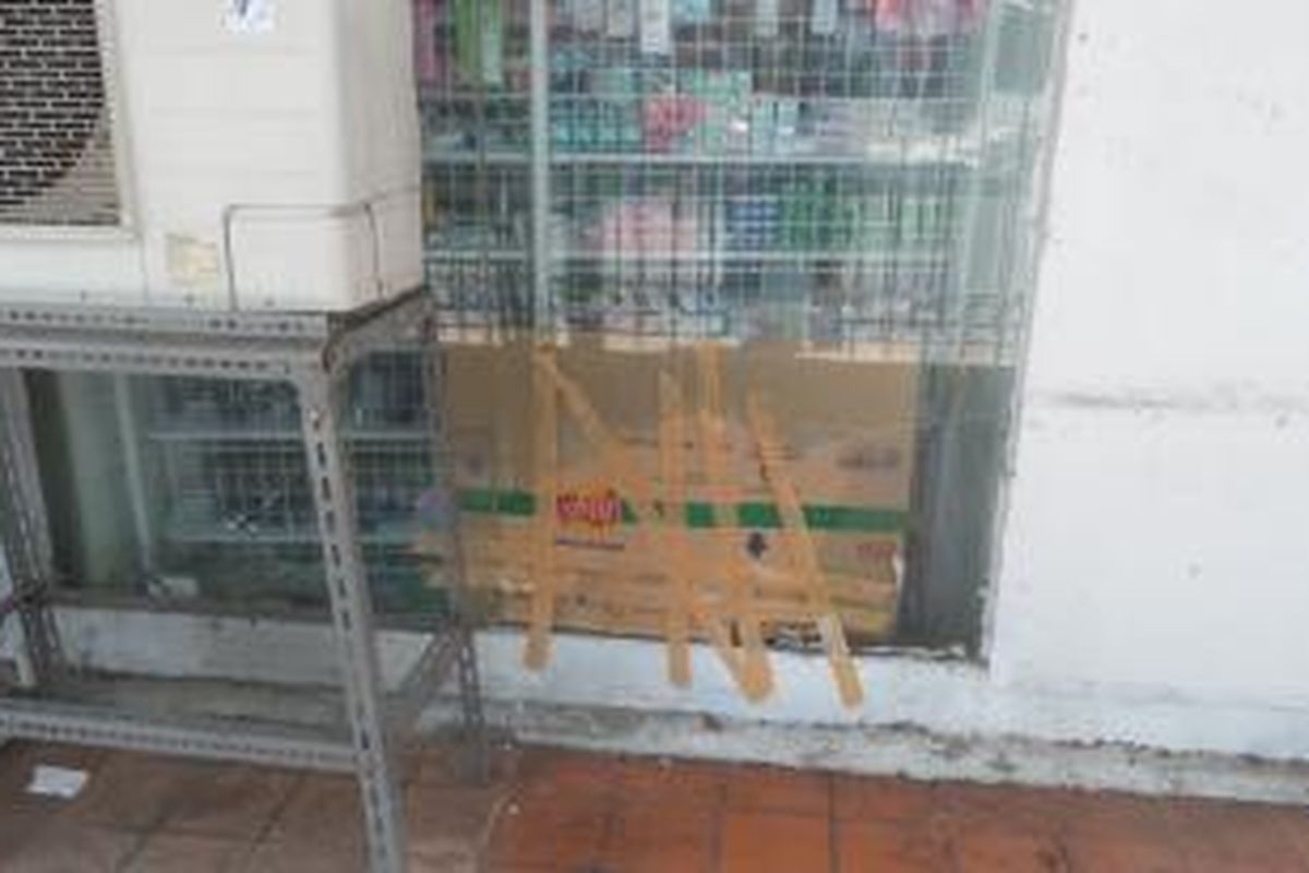 Lubang pada dinding kaca Indomaret Stasiun Cikini, Jakarta Pusat, Minggu (30/8/2015). Adanya lubang ini diduga akibat ulah maling yang membobol mini market ini pada dini hari tadi.