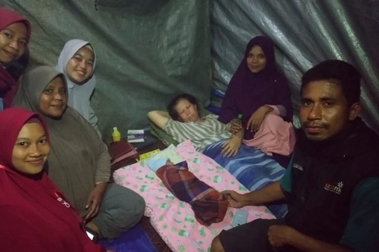 Seornag pengungsi korban gempa bumi, Heny Tomia melahirkan bayinya di dalam tenda darurat di hutan dusun Wainuru, Desa Liang, Kecamatan Salahutu, Maluku Tengah, Jumat (4/9/2019). 