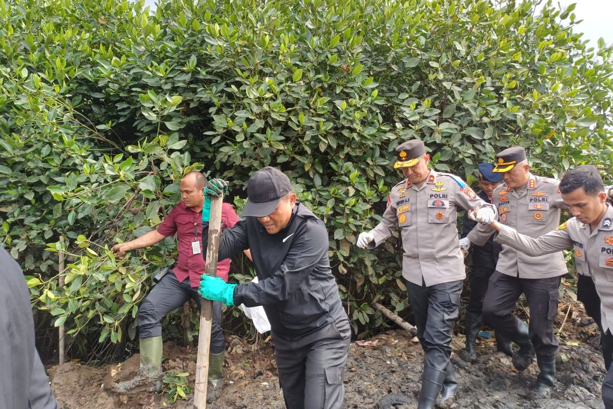 Kapolda Metro Jaya Irjen Karyoto saat acara Peduli Kebersihan Lingkungan Laut, di kawasan Hutan Mangrove, Muara Angke, Jakarta Utara, Kamis (13/7/2023). 
