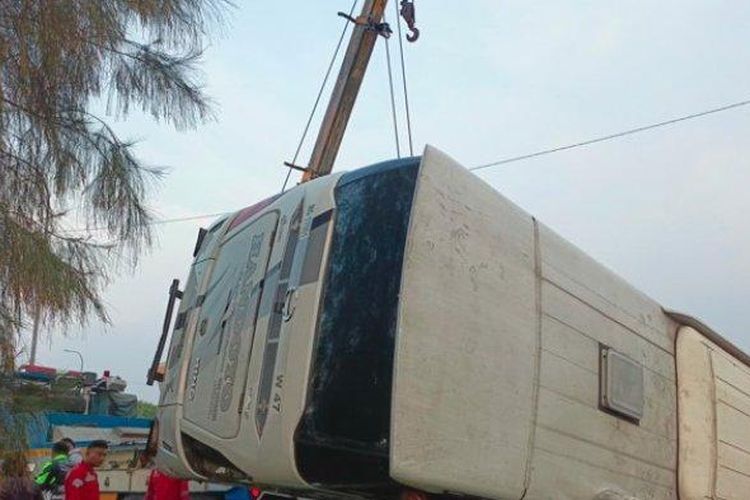 Sebuah bus mengalami kecelakaan di Tol Cipali, Jumat (15/12/2023) sekitar pukul 15.30 WIB. 
