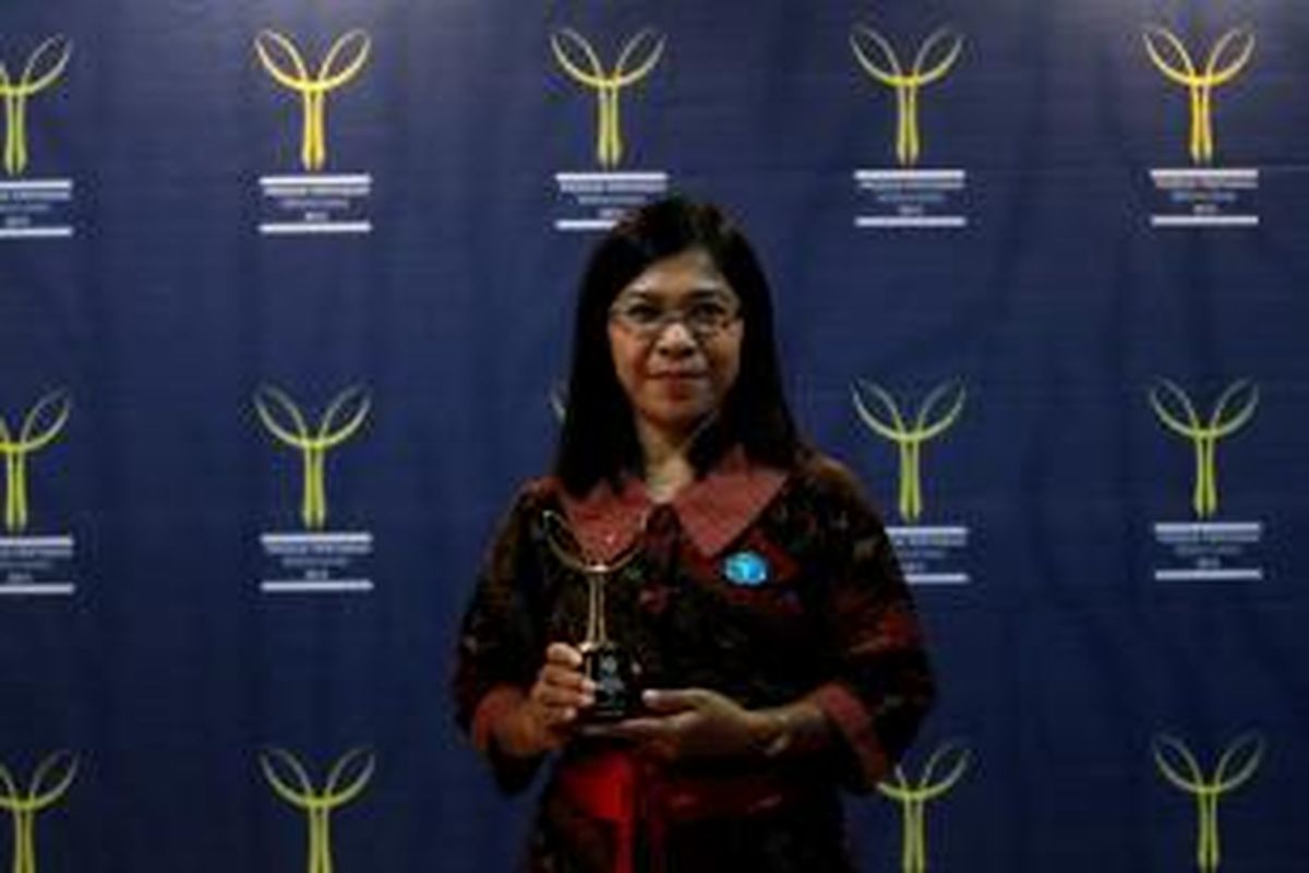 Setya Widiastuti, Direktur CV Inagro Jinawi dari Purwokerto menerima Anugerah Produk Pertanian Berdaya Saing 2013 Kementerian Pertanian Republik Indonesia kategori kemitraan produktif prospektif di kantor Kementerian Pertanian Republik Indonesia, Jakarta Selatan, Kamis (28/11/2013). 