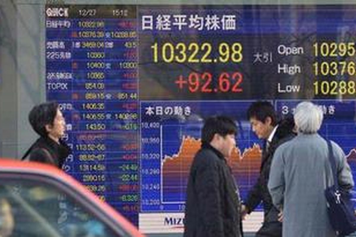 Papan elektronik memajang perkembangan di bursa saham Nikkei, Jepang.