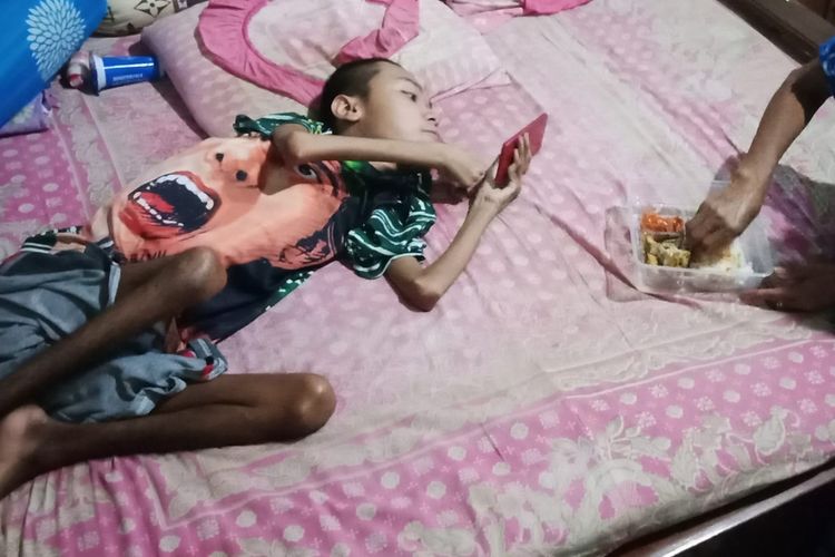 Deni Saputra (19), pemuda asal Desa Sentul, Kecamatan Tembelang, Kabupaten Jombang, Jawa Timur. Pemuda yang diketahui menjadi penggemar Persebaya Surabaya itu mengalami lumpuh karena polio sejak usia 7 tahun.