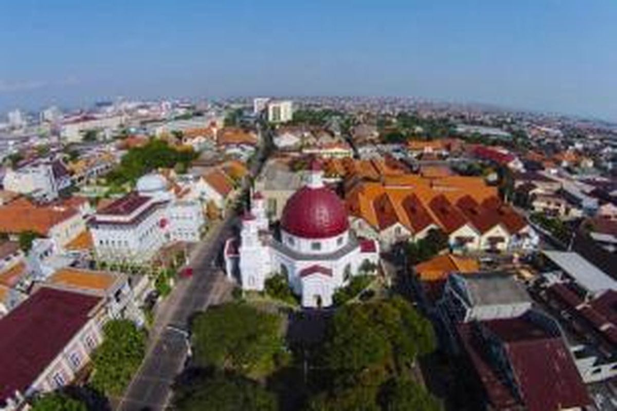 Gereja Blenduk, gereja tertua di Jawa Tengah yang menjadi salah satu ikon Kota Lama Semarang difoto dari udara, Minggu (29/6/2014).