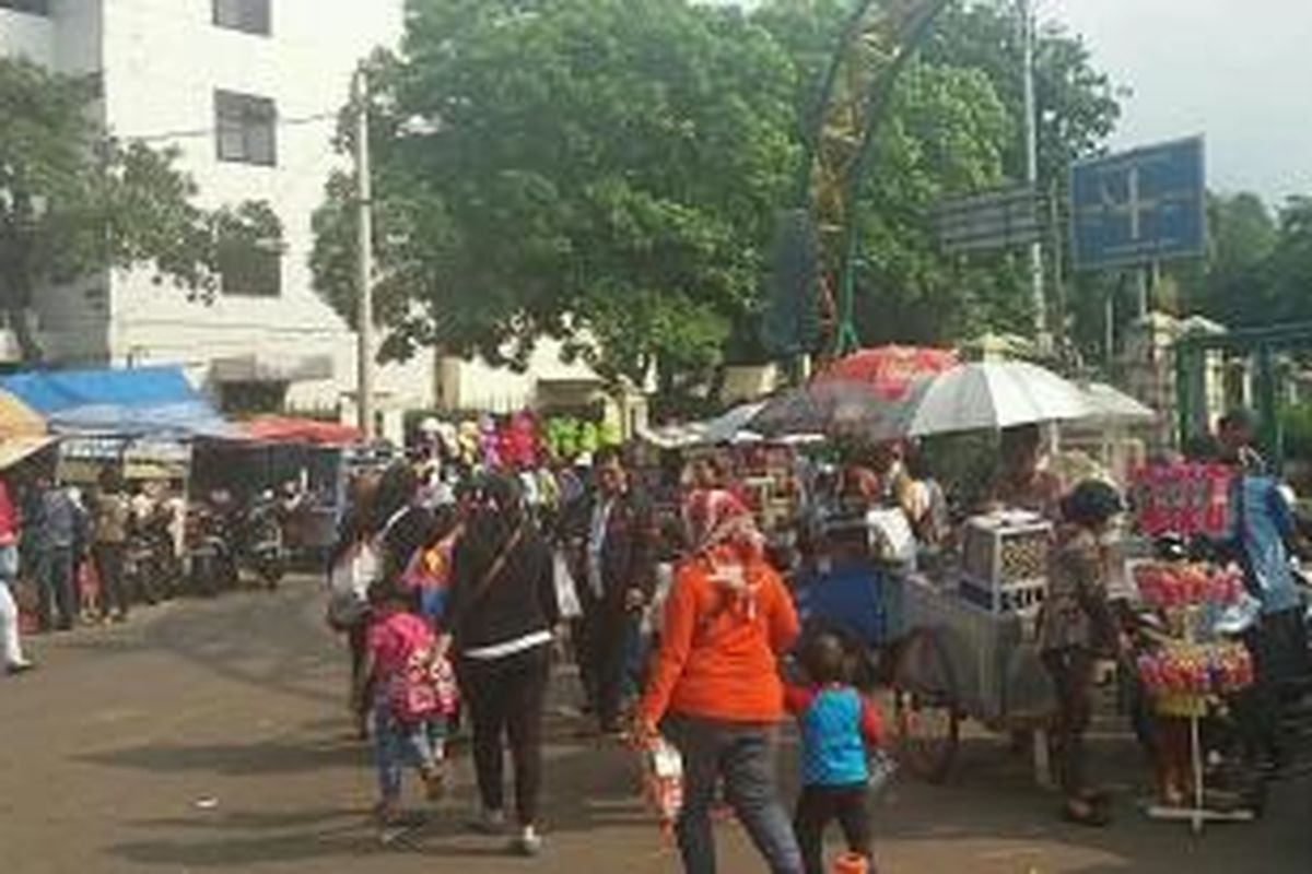 Pengunjung dan pedagang ramai memadati kawasan Taman Margasatwa Ragunan, Jakarta Selatan pada Jumat (1/1/2016)
