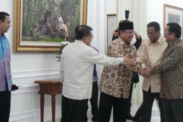 Wakil Presiden Jusuf Kalla menerima kedatangan Ketua Umum Partai Gerindra Prabowo Subianto di Istana Wakil Presiden Jakarta, Senin (21/10/2014). 