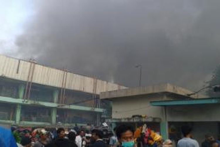 Kebakaran melanda Pasar Senen, Jakarta Pusat, Jumat (25/4/2014)