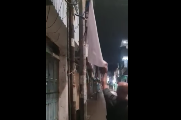 Video viral pria mengibarkan bendera putih di Jalan Sasak, Ampel, Surabaya.