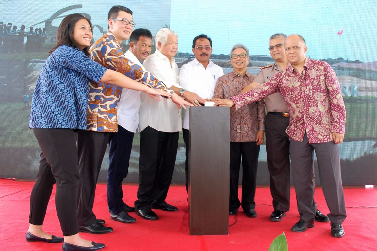 PT Ciputra Residence dan Citramas Group berkolaborasi membangun kawasan industri Citra Aerolink Batam seluas 20,6 hektar. KOnstruksi dimulai pada Kamis (26/120/2017). Tampak dalam gambar Hilda Panjaitan Direktur Citramas Group, Senior Director PT Ciputra Residence Agussurja Widjaja, Walikota Batam, H. Muhammad Rudi, Gubernur Kepulauan Riau, H. Nurdin Basirun,  President Director PT Ciputra Residence Budiarsa Sastrawinata, Dirjen Kamtibmas Polda Kepri Kombes Sumirat, dan Komisaris PT Citra Tubindo, Tbk. Ilham Akbar Habibie bersama-sama meresmikan Project Commencement Citra Aerolink Batam, pada Kamis, 26 Oktober 2017, Kabil, Batam.