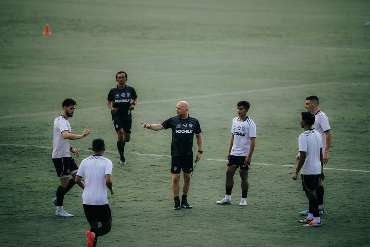 Pelatih Bali United Johnny Jansen memimpin latihan untuk persiapan Super League 2025-2026.
