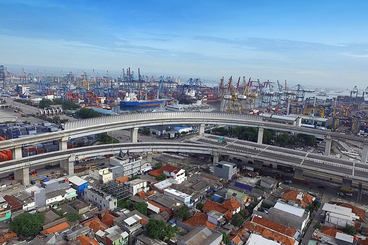 Jalan tol akses Tanjung Priok itu merupakan bagian dari Jalan Tol Lingkar Luar Jakarta (JORR). Akses jalan bebas hambatan ini tersambung dengan Jalan Tol Dalam Kota  Seksi North South (NS) yang akan menghubungkan lalu lintas dari JORR ke Cawang, Pluit, dan ke pelabuhan Tanjung Priok.