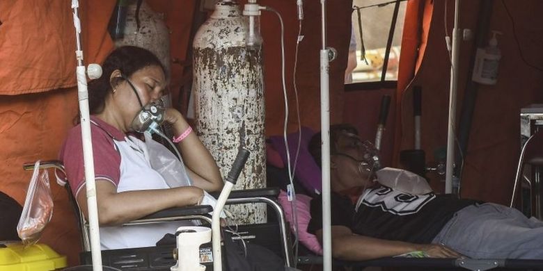 Pasien menjalani perawatan di tenda darurat yang dijadikan ruang IGD (Instalasi Gawat Darurat) di RSUD Bekasi, Jawa Barat, Jumat (25/6). Pemerintah setempat memindahkan ruang IGD ke tenda darurat karena keterbatasan tempat.