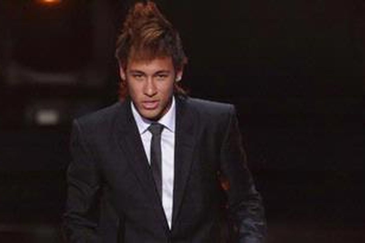 Striker Santos, Neymar, meraih FIFA Puskas Award 2011 atas prestasinya mencetak gol indah dan menentukan. Gelar itu ia terima pada Gala FIFA di Zurich, Zwiss, Senin atau Selasa (10/1/2012) dini hari WIB.