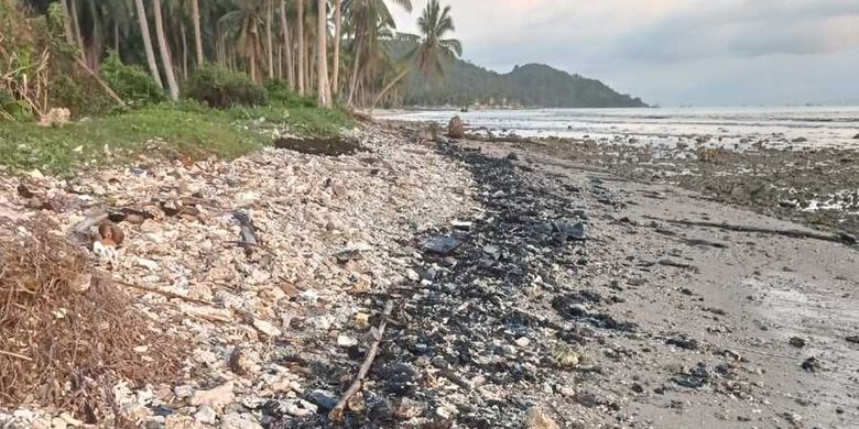 Limbah yang diduga aspal menutupi sebagian besar bibir pantai di Pesisir Teluk Lampung.