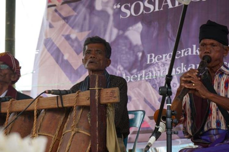 Sorbatua Siallagan (tengah) juga merupakan tokoh budaya di komunitas adat Ompu Umbak Siallagan