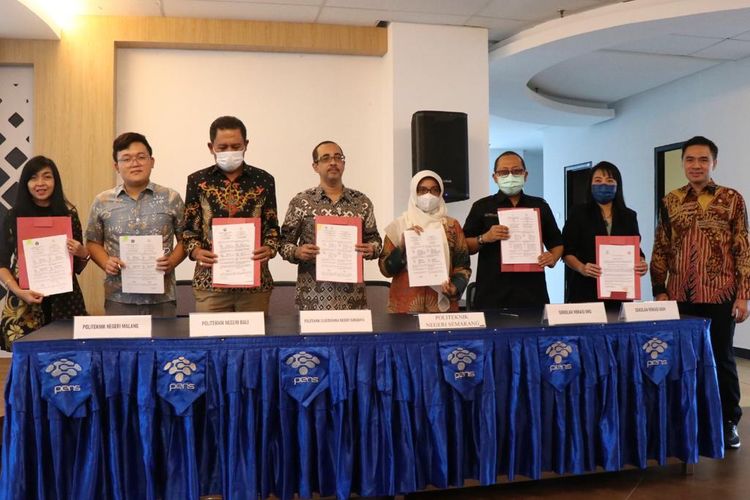 LX International menjalin kerja sama dengan enam perguruan tinggi vokasi untuk mendukung pendidikan digital di Indonesia. Seremoni penandatanganan kerja sama dilakukan di Politeknik Elektronika Negeri Surabaya (12/8/2022).