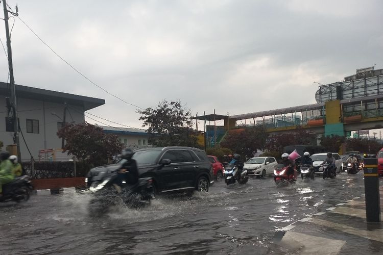 Ruas Jalan Raya Margonda terendam banjir setelah hujan deras mengguyur wilayah tersebut, pada Senin (8/5/2023) sekitar pukul 15.00 WIB.