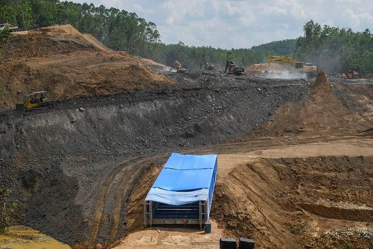 Alat berat beroperasi membangun jalur logistik di lahan hutan tanaman industri yang akan menjadi Kawasan Inti Pusat Pemerintahan Ibu Kota Negara (IKN) Nusantara di Kecamatan Sepaku, Penajam Paser Utara, Kalimantan Timur, Selasa (15/3/2022). Kawasan Inti Pusat Pemerintahan IKN Nusantara seluas 6.671 hektare itu rencananya akan terbagi menjadi tiga klaster, yaitu klaster kawasan inti pemerintahan, klaster pendidikan, dan klaster kesehatan. ANTARA FOTO/Hafidz Mubarak A/nym.(ANTARA FOTO/Hafidz Mubarak A)