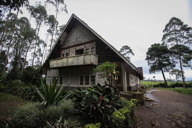 Outing di Pangalengan, Rumah tua lokasi syuting film Pengabdi Setan di kawasan PTPN VIII, Kampung Kertamanah, Desa Margamukti, Kecamatan Pangalengan, Kabupaten Bandung, Jawa Barat, Jumat (26/1/2018). Belakangan rumah ini menjadi ramai dikunjungi wisatawan yang penasaran dengan lokasi syuting film garapan Joko Anwar.