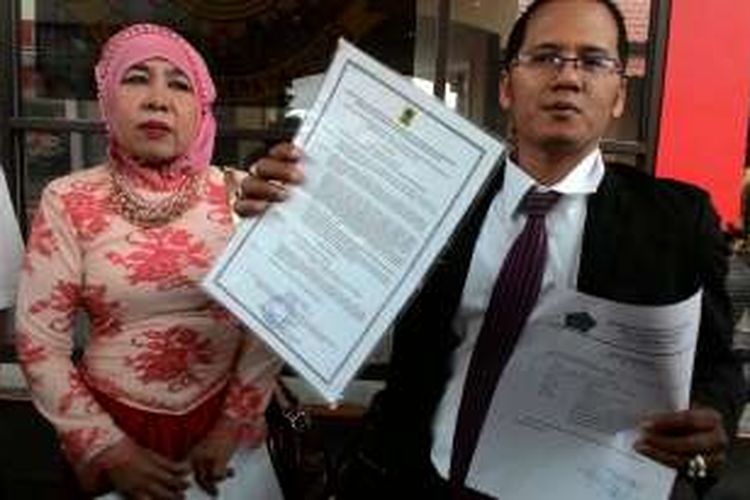 Nurhasanah didampingi pengacaranya di Mapolda Jatim, Kamis (15/12/2016)